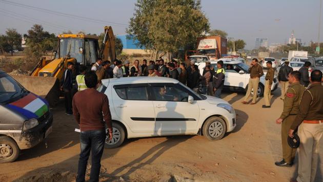 Fearing law and order problem, police restricted MCEPL officials from installing grilles at the site where a wall was razed on January 25 near Kherki Daula toll plaza.(Parveen Kumar / HT Photo)