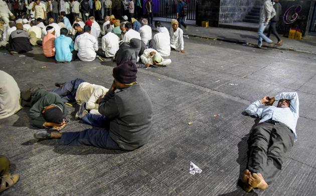 Members of Swabhimani Shetkari Sanghatana sit outside Sakhar Sankul as they wait for their demands to be fulfilled in Pune(Sanket Wankhade/HT PHOTO)