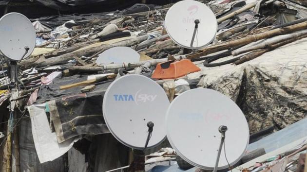 07-09-2016-LUCKNOW:::A scene of slum in Lucknow dish tv have been installed almost very house in slum near Kukrail bridge Faizabad road on Wednesday Photo by Deepak Gupta