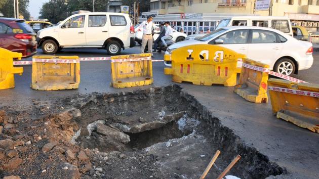 Civic body discovered a 20-foot cavity near Marine Drive on Monday. (Bhushan Koyande/HT)