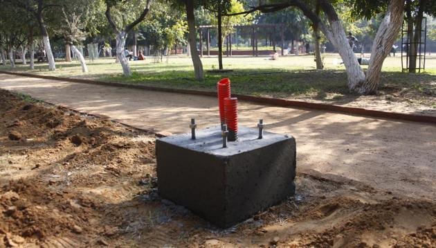 Municipal Corporation Gurugram (MCG) officials started work on affixing streetlights at a park in DLF Phase-1, in Gurugram, on Monday, January 28, 2019. (Yogendra Kumar/HT Photo) Municipal Corporation Gurugram (MCG) officials started work on affixing streetlights at a park in DLF Phase-1, in Gurugram, on Monday, January 28, 2019. (Yogendra Kumar/HT Photo)