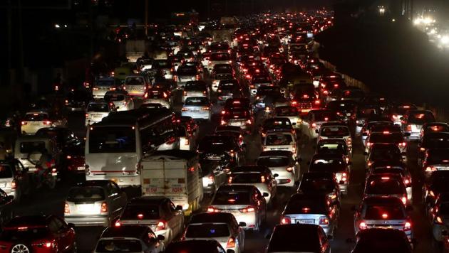 Snarls at the Noida-Delhi border near Kalindi Kunj on Monday, January 28, 2019. Once the new six-lane bridge ends, the traffic merges into two lanes in Delhi, causing a traffic chaos. (HT Photo) Snarls at the Noida-Delhi border near Kalindi Kunj on Monday, January 28, 2019. Once the new six-lane bridge ends, the traffic merges into two lanes in Delhi, causing a traffic chaos. (HT Photo)