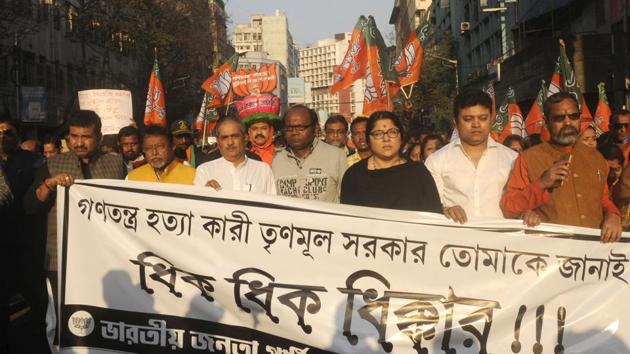 At least 15 people were injured, dozens of buses and two-wheelers wrecked, and two TMC offices ransacked in the vandalism and arson that lasted several hours in the East Midnapore town, about 150 km from Kolkata.(Samir Jana/HT Photo)