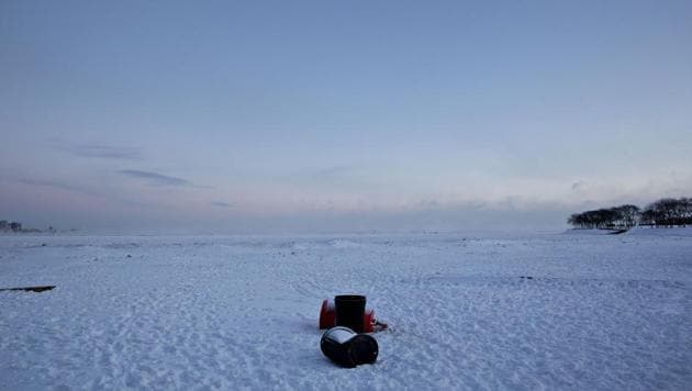 Snow covers the Ohio Street Beach at dawn in Chicago, Illinois.(Bloomberg)