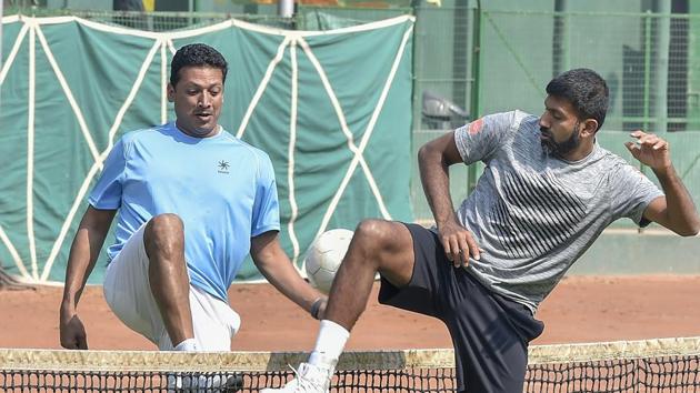 File image: India's non-playing captain Mahesh Bhupathi and Rohan Bopanna during a training session ahead of the Davis Cup World Group qualifier match against Italy.(PTI)