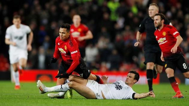 Manchester United's Alexis Sanchez in action with Burnley's Jack Cork(REUTERS)