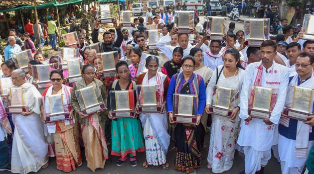 Family members of the 855 martyrs of Assam agitation hold the mementos, gifted to them by the incumbent BJP-led state government, outside the Deputy Commissioner Kamrup (Metro) office, Guwahati, January 30, 2019. They want to return them in protest against the Citizenship (Amendment) Bill 2016(PTI)