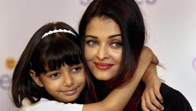 Bollywood actor Aishwarya Rai Bachchan poses with her daughter Aaradhya Bachchan during an event.(PTI)