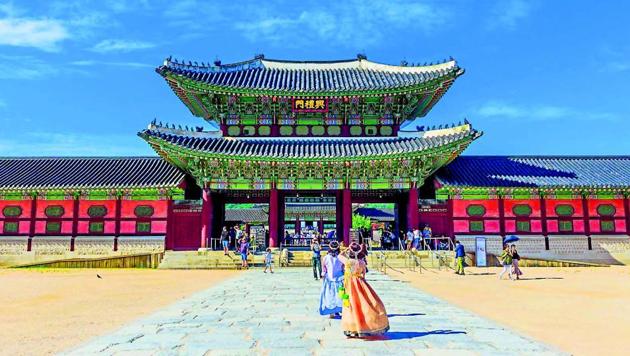Seoul is a megalopolis, where history and modernity coexist. Seoul is a megalopolis, where history and modernity coexist.