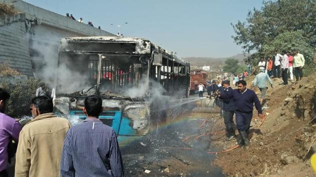 A PMPML bus which was travelling from Katraj to Nigdi caught fire at Warje on Wednesday.(HT PHOTOS) A PMPML bus which was travelling from Katraj to Nigdi caught fire at Warje on Wednesday.(HT PHOTOS)