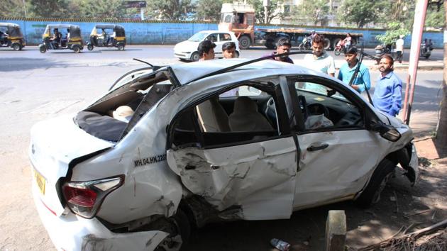 Two died and four were injured after the driver lost control of the car and hit a divider on the Manpada flyover in Thane on Thursday.(HT Photo)