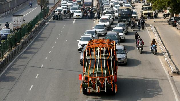 A vehicle carrying the coffin with the body of former Defence Minister George Fernandes from his residence at Panchsheel Park in New Delhi. Fernandes, who passed away on Tuesday, was cremated at the Lodhi electric crematorium at 3 pm. A memorial prayer was held at his residence in the morning, after which his body was taken for cremation. (Amal KS / HT Photo) A vehicle carrying the coffin with the body of former Defence Minister George Fernandes from his residence at Panchsheel Park in New Delhi. Fernandes, who passed away on Tuesday, was cremated at the Lodhi electric crematorium at 3 pm. A memorial prayer was held at his residence in the morning, after which his body was taken for cremation. (Amal KS / HT Photo)