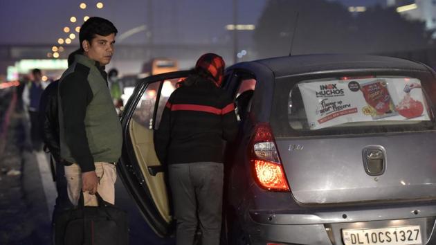 Commuters waiting for cab at NH 48 near Udyog Vihar, in Gurgaon. Five cases of lift-and-loot have been reported in Gurugram in January, 2019. (HT File) Commuters waiting for cab at NH 48 near Udyog Vihar, in Gurgaon. Five cases of lift-and-loot have been reported in Gurugram in January, 2019. (HT File)