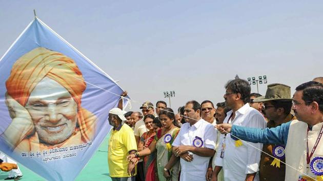 A huge kite bearing the picture of Shivakumara Swamiji, who died at the age of 111 recently, being flown during the International Kite Festival in Hubballi, Karnataka, Thursday, Jan 24, 2019. (PTI Photo) A huge kite bearing the picture of Shivakumara Swamiji, who died at the age of 111 recently, being flown during the International Kite Festival in Hubballi, Karnataka, Thursday, Jan 24, 2019. (PTI Photo)
