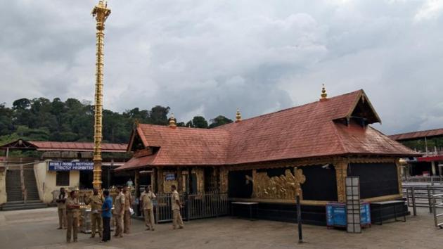 Police stand inside the premises of the Sabarimala temple in Pathanamthitta district in Kerala, India, October 17, 2018. REUTERS/Sivaram V/Files(Reuters File)