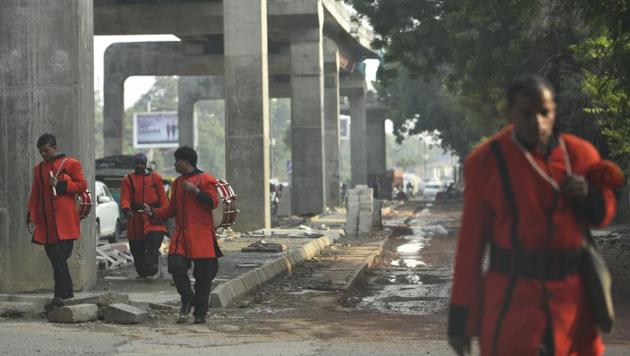 The ongoing construction of a parallel flyover at Rao Tula Ram Marg is yet another example of inconvenience faced by the pedestrians. (Burhaan Kinu/HT Photo) The ongoing construction of a parallel flyover at Rao Tula Ram Marg is yet another example of inconvenience faced by the pedestrians. (Burhaan Kinu/HT Photo)