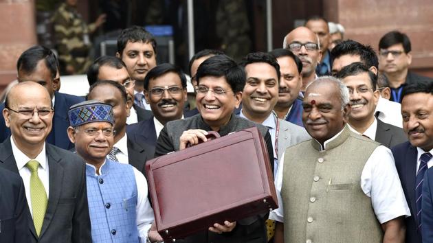 Finance minister Piyush Goyal (centre) along with his full Budget team leaves for Rashtrapati Bhawan, New Delhi, February 1, 2019.(Ajay Aggarwal/HT PHOTO)