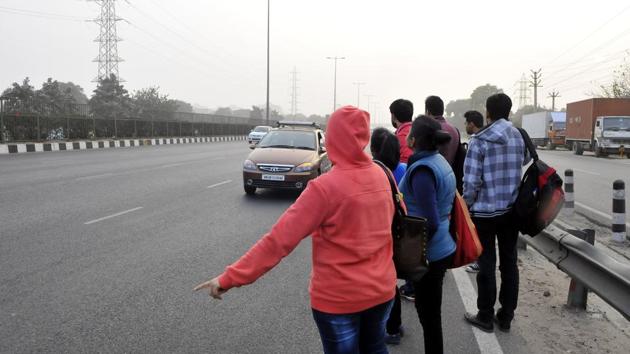 Hundreds of commuters towards Manesar or Delhi take cabs or shared rides from Iffco Chowk every day, making them easy target of criminals who offer them lift and then loot them. (HT File) Hundreds of commuters towards Manesar or Delhi take cabs or shared rides from Iffco Chowk every day, making them easy target of criminals who offer them lift and then loot them. (HT File)