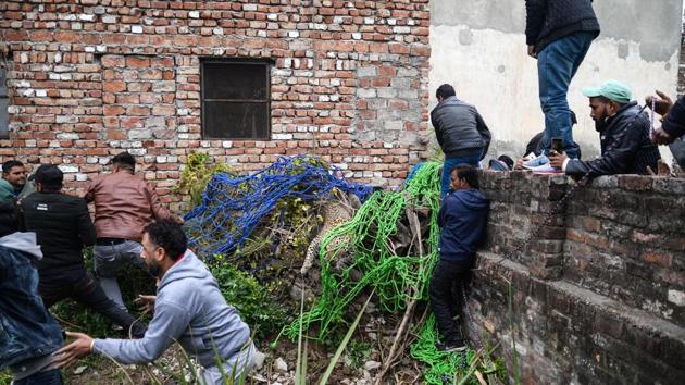 The crowds attempting to see the leopard also made the operation more difficult. Police eventually blocked some streets to keep people away from the district. (Shammi Mehra / AFP)