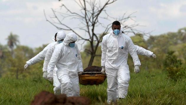 Members of a rescue team carry a body recovered after a tailings dam owned by Brazilian mining company Vale SA collapsed, in Brumadinho, Brazil. (Washington Alves / REUTERS)