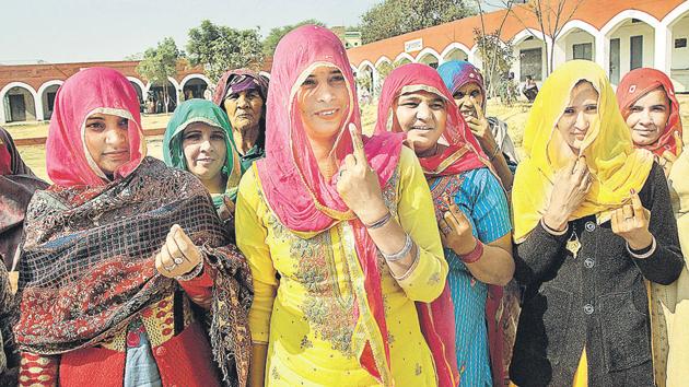 The BJP and the Congress between them are hovering around the 300-seat mark, leaving a large space open for the non-Congress, non-BJP parties to play a crucial role in post-poll combinations.(PTI) The BJP and the Congress between them are hovering around the 300-seat mark, leaving a large space open for the non-Congress, non-BJP parties to play a crucial role in post-poll combinations.(PTI)