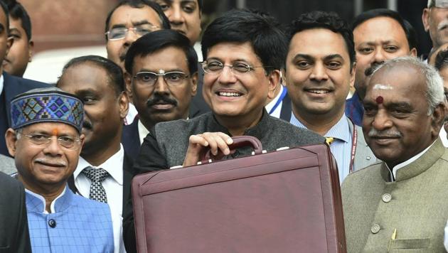 Finance Minister Piyush Goyal (C) displays a briefcase containing the Union budget to be presented at the Parliament today, outside his North Block office in New Delhi, Friday, 1 Feb, 2019.(PTI)