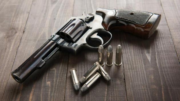 A 12-year-old girl in Lucknow put her father’s pistol to her head while playing with it and accidentally pulled the trigger. She died during treatment in a hospital.(Shutterstock Image)