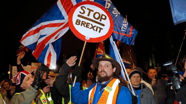 A pro-Brexit activist (L) remonstrates with an anti-Brexit activist (C) as both sides demonstrate outside of the Houses of Parliament in London. (AFP) A pro-Brexit activist (L) remonstrates with an anti-Brexit activist (C) as both sides demonstrate outside of the Houses of Parliament in London. (AFP)