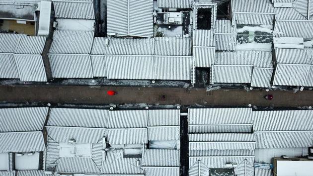 Roofs covered with snow in Yangzhou in China’s eastern Jiangsu province. (Stringer / AFP)
