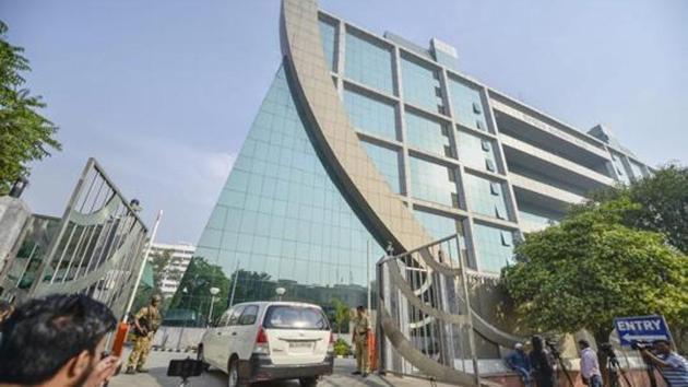 Senior IPS officers of 1984 batch, Javeed Ahmed, Rajni Kant Misra and S S Deswal, are said to be among the top contenders for the coveted post.(PTI) Senior IPS officers of 1984 batch, Javeed Ahmed, Rajni Kant Misra and S S Deswal, are said to be among the top contenders for the coveted post.(PTI)