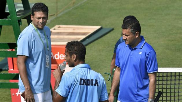 India's non playing captain Mahesh Bhupathi with coach Jishan Ali and player Ramkumar Ramanathan during a training session.(PTI)