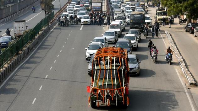 Former Defence Minister George Fernandes’ funeral cortege moves from his residence in Panchsheel Park in New Delhi. (Amal KS / HT Photo)