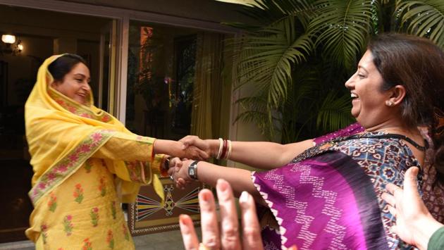Union Minister Smriti Irani and Union minister Harsimrat Kaur Badal at a lunch party hosted by the latter at her residence, at Safdarjung Road, in New Delhi. (Arvind Yadav / HT Photo)
