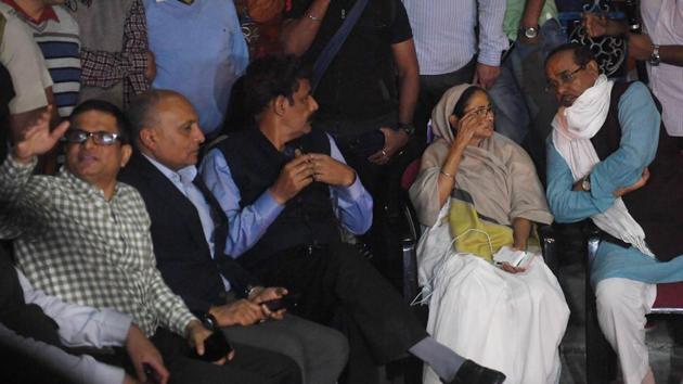 Kolakata Police Commissioner Rajeev Kumar(extreme left) with West Bengal chief minister Mamata Banerjee sitting on a dharna in front of Metro station at Esplanade in Kolkata on February 3.(HT Photo/Samir Jana)