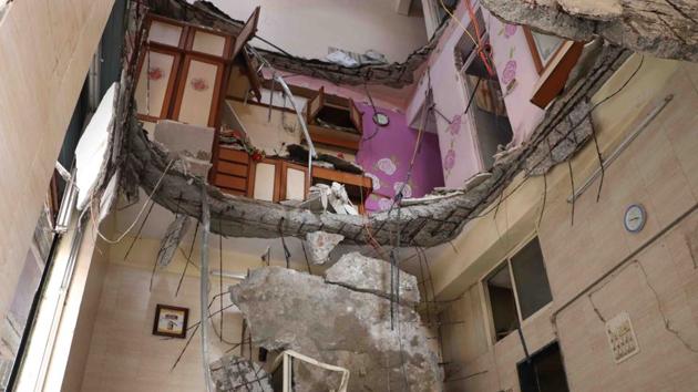 A slab collapsed in a residential building at Ulhasnagar on Sunday.(HT Photo)