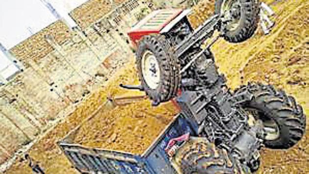 The man died when the tractor-trailer turned at 90 degrees and he was caught between the two parts of the vehicle. (HT Photo) The man died when the tractor-trailer turned at 90 degrees and he was caught between the two parts of the vehicle. (HT Photo)