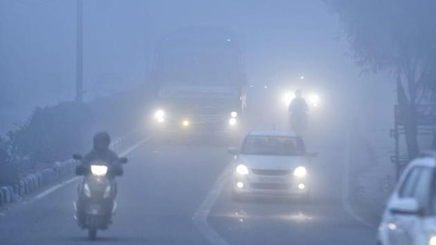 A dense fog enveloped Delhi on Monday morning as several flights to and from the national capital were delayed and 27 trains were running late, officials said.(Sanchit Khanna/HT Photo)