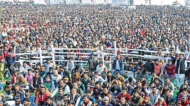 Huge crowd at Pragatisheel Samajwadi Party rally at Ramlila ground in Shikohabad on Sunday(HT Photo)