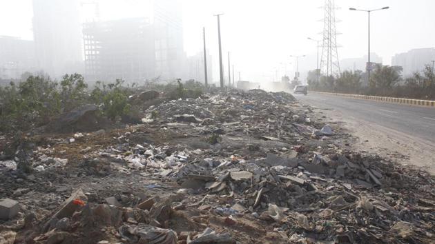 Residents of Gurugram’s Sector 67 say the size of the dump has been increasing for two years now, and has not been removed despite the NGT issuing directives to that effect over a year ago. (Yogendra Kumar/HT Photo) Residents of Gurugram’s Sector 67 say the size of the dump has been increasing for two years now, and has not been removed despite the NGT issuing directives to that effect over a year ago. (Yogendra Kumar/HT Photo)