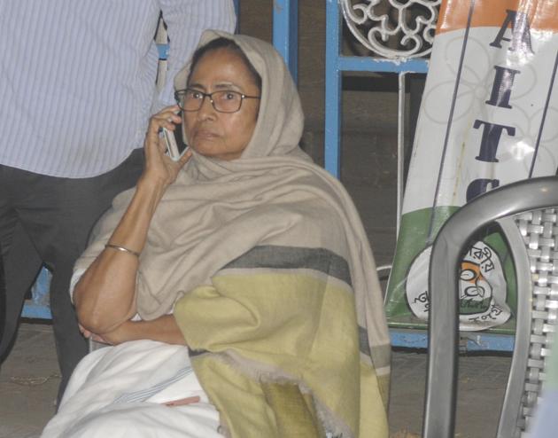Mamata Banerjee began a sit-in dharna in front of Metro station at Esplanade on Sunday night.(Samir Jana/Hindustan Times))