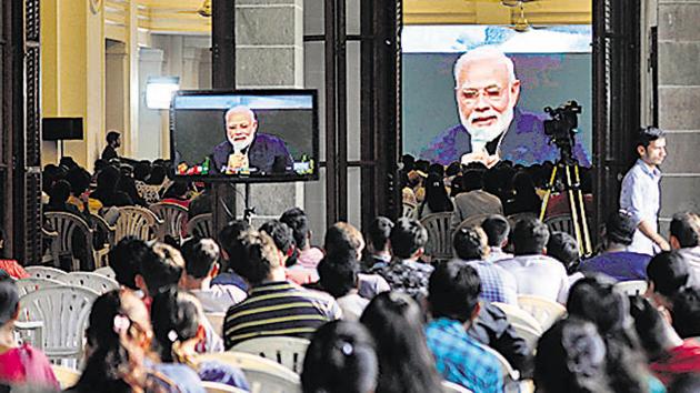 Students of Savitribai Phule Pune University participate in the digital inauguration of research and foundation park.(Rahul Raut/HT PHOTO)