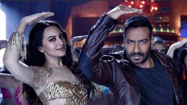 Total Dhamaal song Mungda has Sonakshi Sinha and Ajay Devgn shaking a leg.