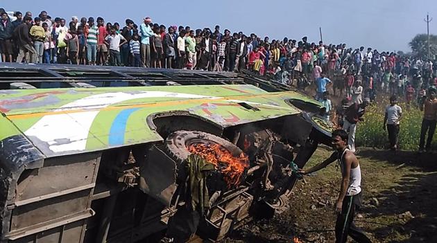 Soon after the incident, a large number of people living of the area came forward to rescue the injured passengers by pulling them out of the bus (Chandrakant/ HT) Soon after the incident, a large number of people living of the area came forward to rescue the injured passengers by pulling them out of the bus (Chandrakant/ HT)