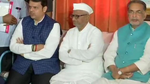 Two Union ministers Radha Mohan Singh and Subhash Bhamre, and Maharashtra Chief Minister Devendra Fadnavis met activist Anna Hazare in his village Ralegan Siddhi on Tuesday, the seventh day of his hunger strike for appointment of Lokpal.(Photo: Twitter/@ANI)