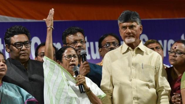 West Bengal chief minister Mamata Banerjee shouts slogan after announcing the end of dharna and Andhra Pradesh chief minister Chandrababu Naidu looks on at Esplanade in Kolkata on February 5.(HT Photo/Arijit Sen)