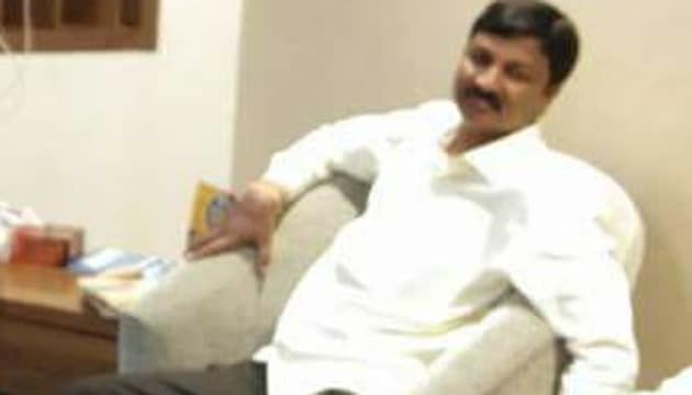 Four rebel legislators — Ramesh Jarkiholi (pictured), Mahesh Kumathahalli, Umesh Jadhav and B Nagendra — had all been issued show cause notices and though they replied, Congress leaders admit that it is highly likely that they are ready to jump ship.(ANI/Twitter) Four rebel legislators — Ramesh Jarkiholi (pictured), Mahesh Kumathahalli, Umesh Jadhav and B Nagendra — had all been issued show cause notices and though they replied, Congress leaders admit that it is highly likely that they are ready to jump ship.(ANI/Twitter)