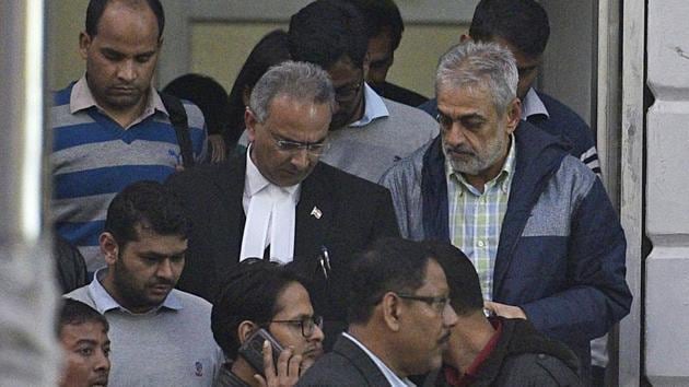 Deepak Talwar, arrested in a money laundering case, being taken to the Patiala house court by the Enforcement Directorate officials in New Delhi.(Sanchit Khanna/HT PHOTO)