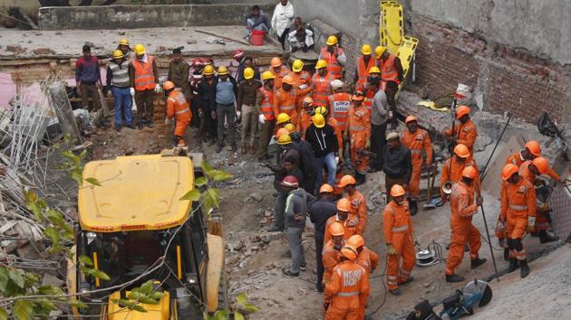 Seven people were killed when a three-storey building collapsed in Ullahawas village in Gurugram on January 24, 2019. (Yogendra Kumar/HT Photo) Seven people were killed when a three-storey building collapsed in Ullahawas village in Gurugram on January 24, 2019. (Yogendra Kumar/HT Photo)