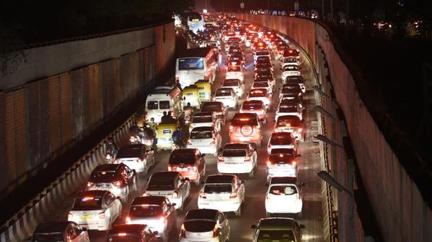 Slow moving vehicles at the Dwarka Underpass in the evening on Monday, February 4, 2019.(Vipin Kumar/HT Photo)