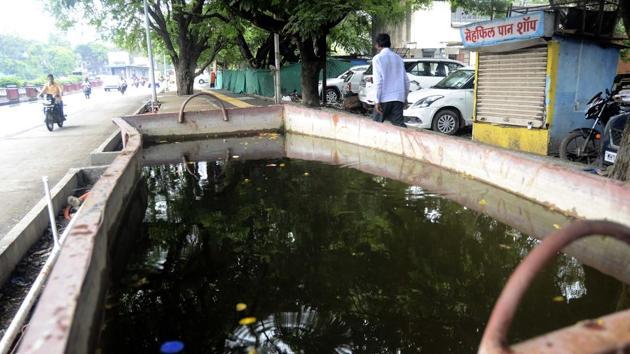Poor hygiene conditions and unchecked water stagnation are the reasons behind the sudden rise in the number of dengue cases. (RAVINDRA JOSHI/HT PHOTO) Poor hygiene conditions and unchecked water stagnation are the reasons behind the sudden rise in the number of dengue cases. (RAVINDRA JOSHI/HT PHOTO)
